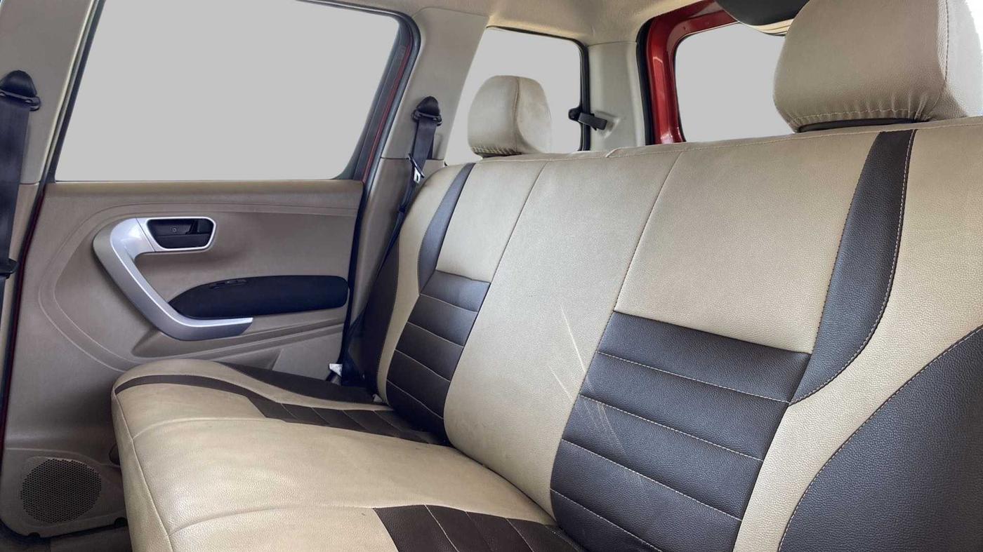 2018 Mahindra TUV300 T10 AMT DUAL TONE, Diesel, Automatic, 36,242 km, Right Side Rear Door Cabin