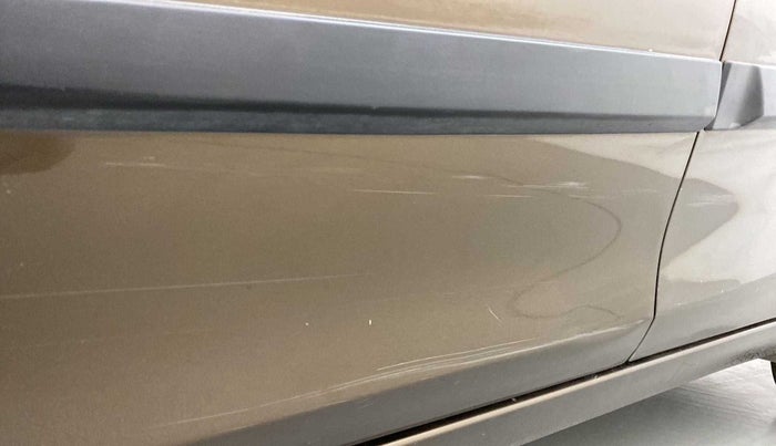 2016 Maruti Ciaz ZDI SHVS, Diesel, Manual, 1,16,737 km, Front passenger door - Minor scratches