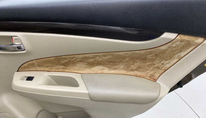 2016 Maruti Ciaz ZDI SHVS, Diesel, Manual, 1,16,737 km, Right rear door - Trim has minor damage