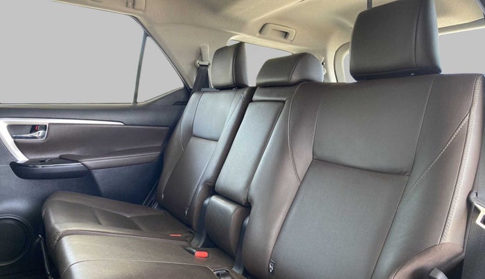 2018 Toyota Fortuner 2.8 4X2 AT, Diesel, Automatic, 29,486 km, Right Side Rear Door Cabin