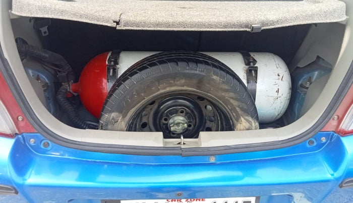 2015 Maruti Celerio VXI CNG, CNG, Manual, 80,581 km, Dicky (Boot door) - Tool missing