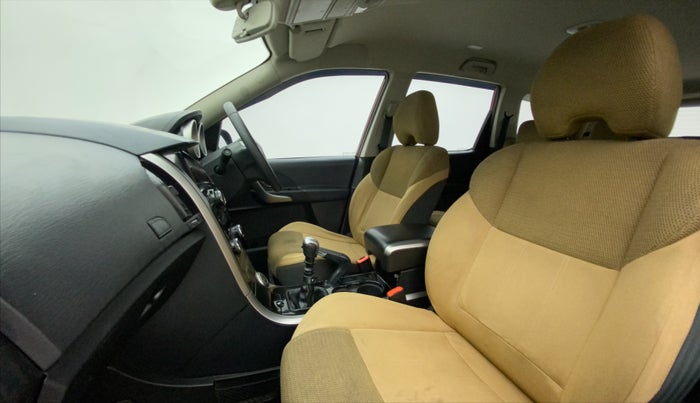 2018 Mahindra XUV500 W7, Diesel, Manual, 57,411 km, Right Side Front Door Cabin