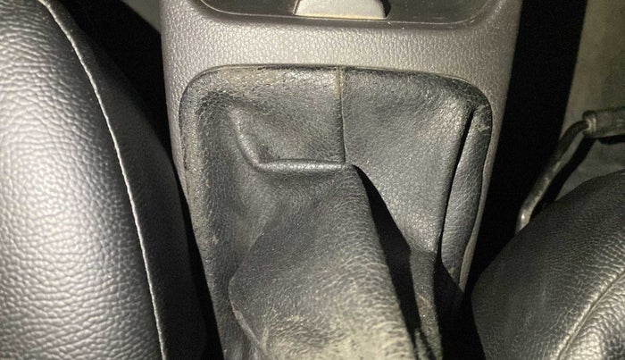 2016 Hyundai Eon MAGNA +, Petrol, Manual, 77,224 km, Gear lever - Boot cover slightly torn