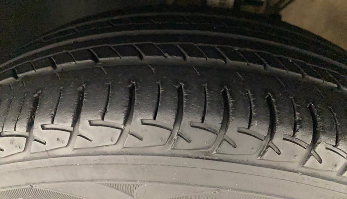 2018 Volkswagen Ameo TRENDLINE 1.0L, Petrol, Manual, 24,385 km, Left Front Tyre Tread