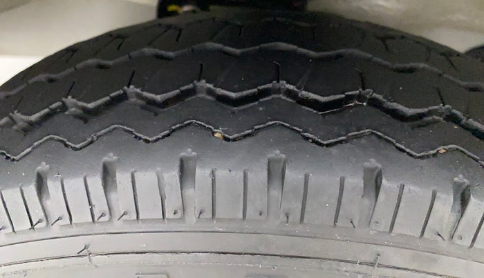 2022 Maruti Eeco 5 STR AC CNG (O), CNG, Manual, 9,082 km, Left Front Tyre Tread