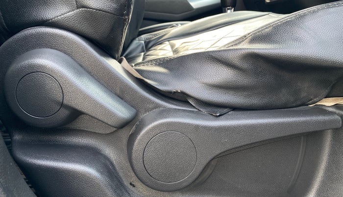 2019 Nissan Kicks XV 1.5, Petrol, Manual, 44,890 km, Driver Side Adjustment Panel