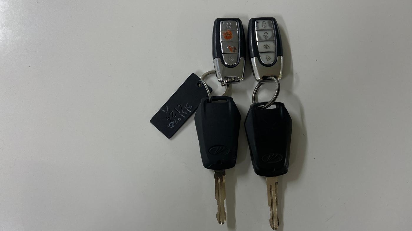 2020 Mahindra KUV 100 NXT K2+ P 6 STR, Petrol, Manual, 22,617 km, Key Close Up