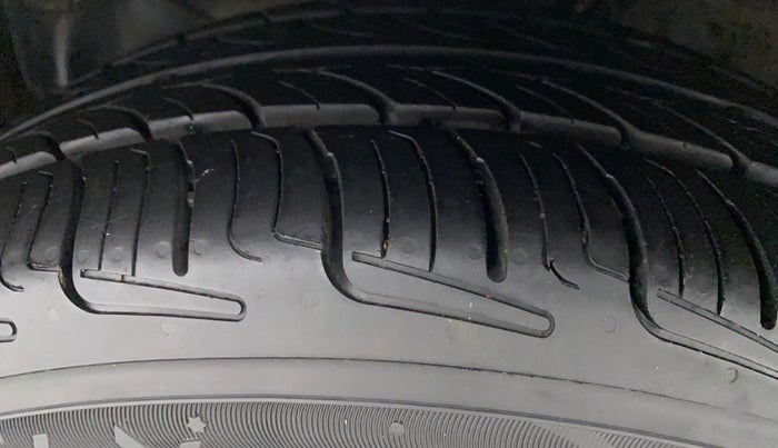 2015 Honda Amaze 1.5L I-DTEC SX, Diesel, Manual, 1,02,109 km, Left Front Tyre Tread