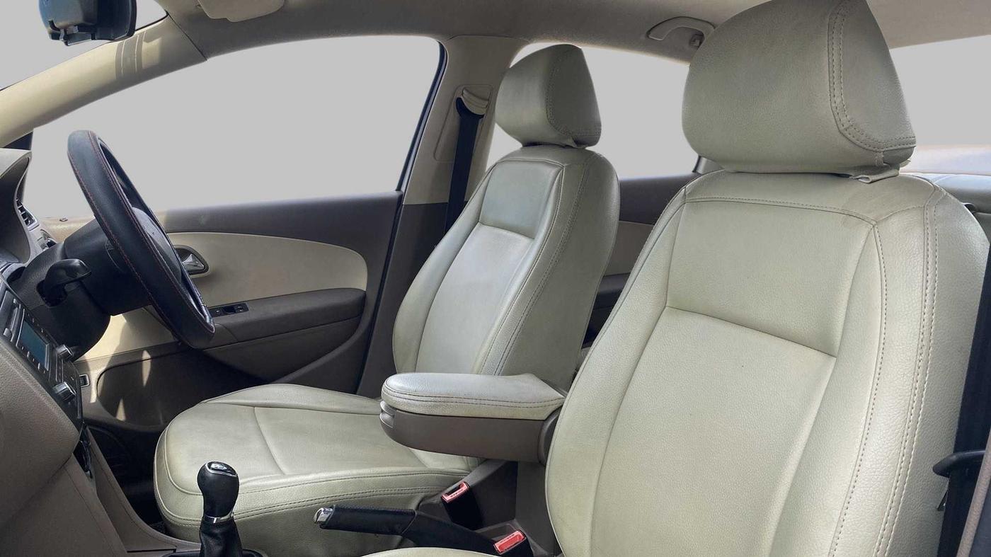 2014 Skoda Rapid AMBITION 1.6 MPI MT PLUS, Petrol, Manual, 73,327 km, Right Side Front Door Cabin