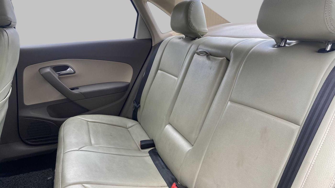 2014 Skoda Rapid AMBITION 1.6 MPI MT PLUS, Petrol, Manual, 73,327 km, Right Side Rear Door Cabin