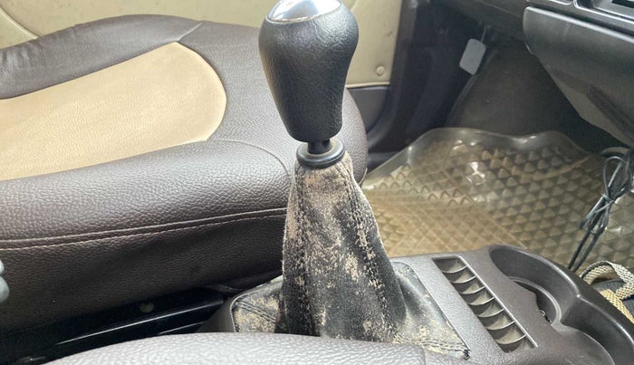 2013 Hyundai Santro Xing GL PLUS, CNG, Manual, 1,08,467 km, Gear lever - Boot cover slightly torn