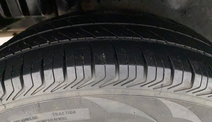2016 Maruti Swift Dzire VXI, Petrol, Manual, 96,861 km, Right Rear Tyre Tread