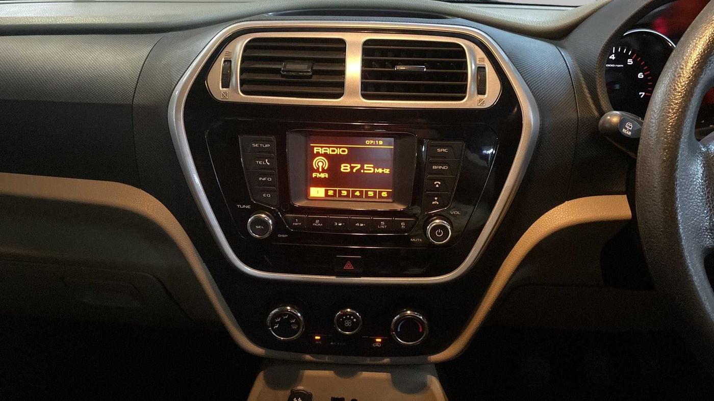 2016 Mahindra TUV300 T8, Diesel, Manual, 80,976 km, Air Conditioner