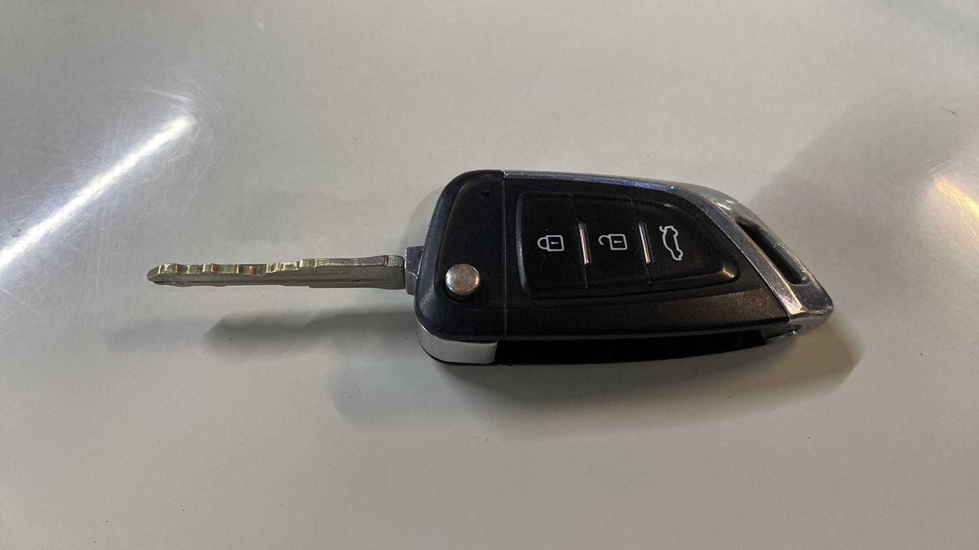 2016 Mahindra TUV300 T8, Diesel, Manual, 80,976 km, Key Close Up