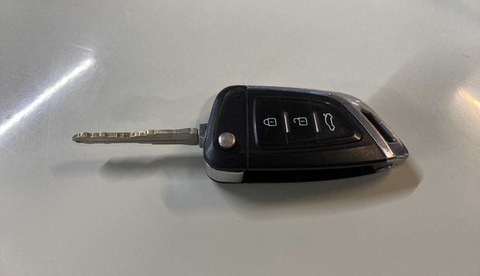 2016 Mahindra TUV300 T8, Diesel, Manual, 80,976 km, Key Close Up