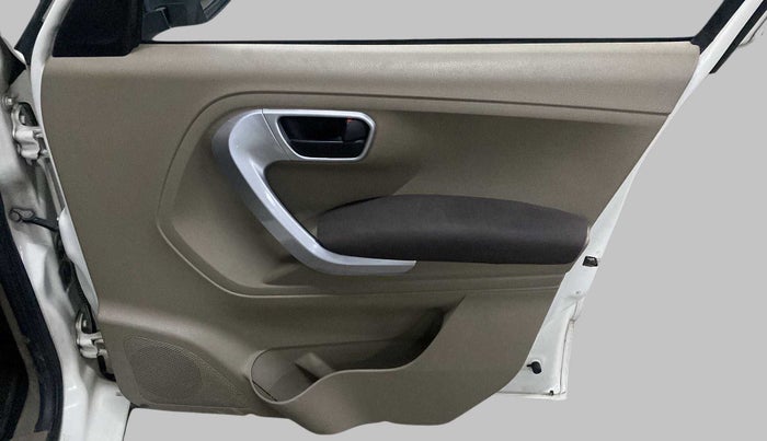 2016 Mahindra TUV300 T8, Diesel, Manual, 80,976 km, Driver Side Door Panels Control