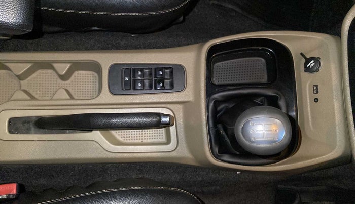 2016 Mahindra TUV300 T8, Diesel, Manual, 80,976 km, Gear Lever