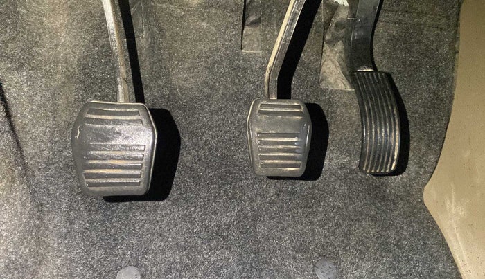 2016 Mahindra TUV300 T8, Diesel, Manual, 80,976 km, Pedals