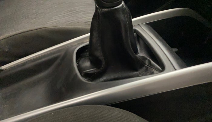 2016 Maruti Baleno DELTA PETROL 1.2, Petrol, Manual, 81,551 km, Gear lever - Boot cover slightly torn