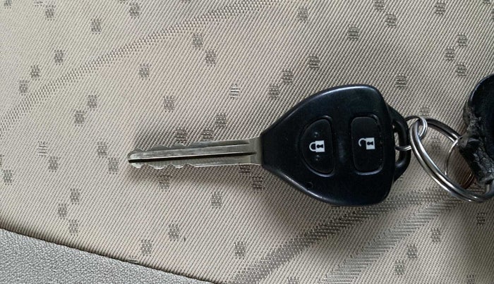 2012 Toyota Innova 2.5 VX 7 STR, Diesel, Manual, 88,126 km, Key Close Up