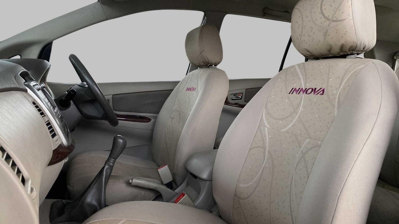 2012 Toyota Innova 2.5 VX 7 STR, Diesel, Manual, 88,126 km, Right Side Front Door Cabin