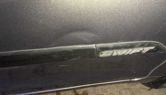 2017 Maruti Swift VXI, Petrol, Manual, 43,018 km, Driver-side door - Minor scratches