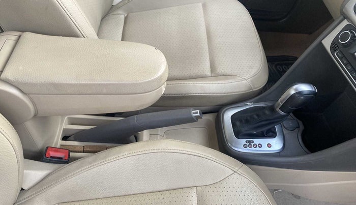2016 Volkswagen Vento HIGHLINE 1.5 AT, Diesel, Automatic, 1,09,144 km, Gear Lever