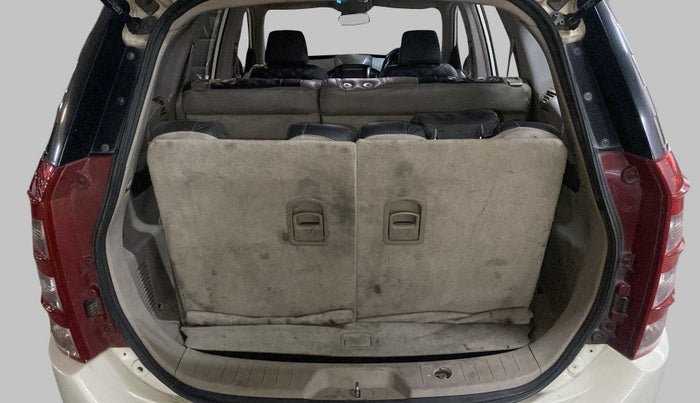 2016 Mahindra XUV500 W8, Diesel, Manual, 71,819 km, Boot Inside