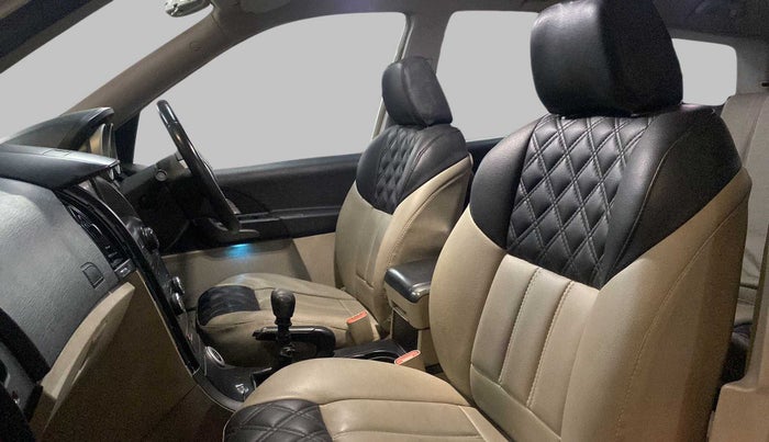 2016 Mahindra XUV500 W8, Diesel, Manual, 71,819 km, Right Side Front Door Cabin