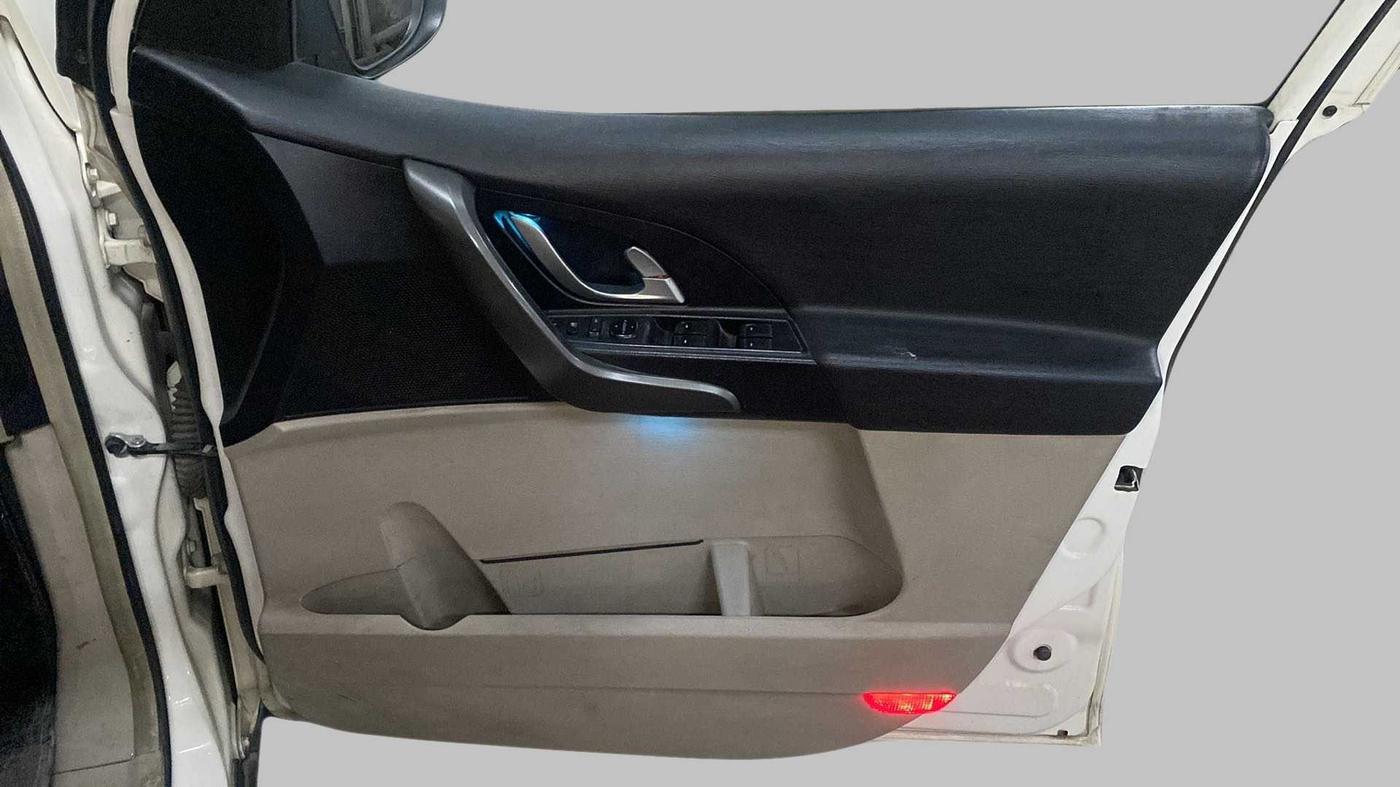 2016 Mahindra XUV500 W8, Diesel, Manual, 71,819 km, Driver Side Door Panels Control