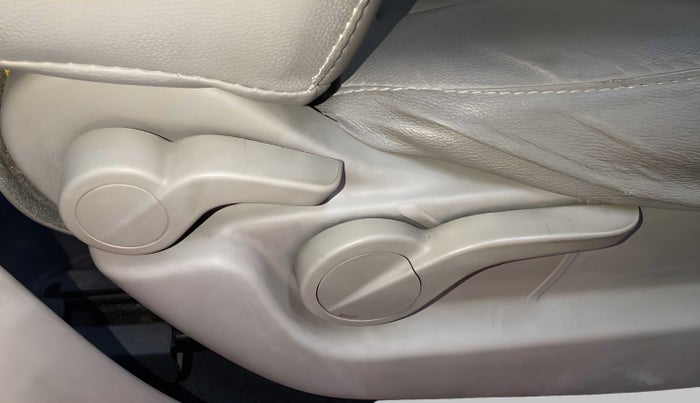 2016 Mahindra XUV500 W8, Diesel, Manual, 71,819 km, Driver Side Adjustment Panel