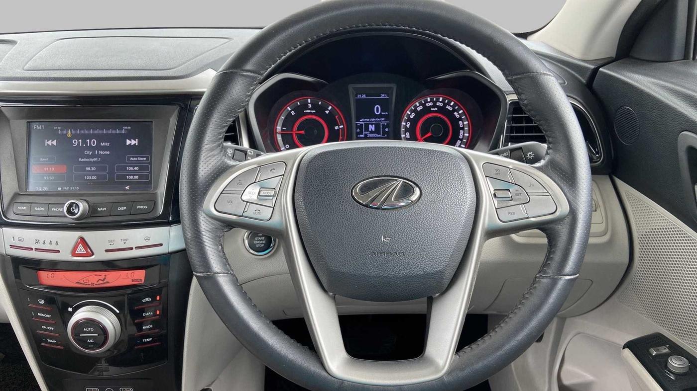 2021 Mahindra XUV300 W8 (O) 1.5 DIESEL AMT, Diesel, Automatic, 39,886 km, Steering Wheel Close Up