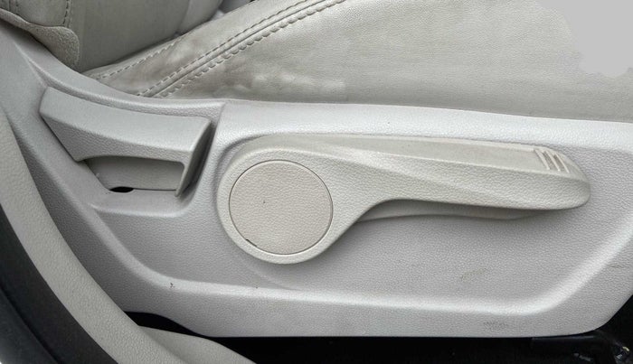 2021 Mahindra XUV300 W8 (O) 1.5 DIESEL AMT, Diesel, Automatic, 39,886 km, Driver Side Adjustment Panel