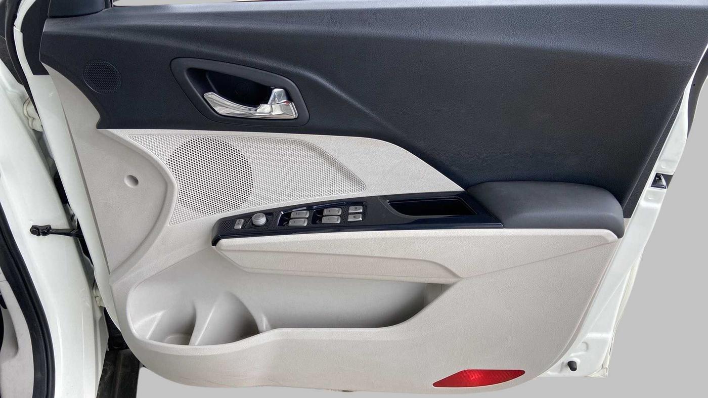 2021 Mahindra XUV300 W8 (O) 1.5 DIESEL AMT, Diesel, Automatic, 39,886 km, Driver Side Door Panels Control