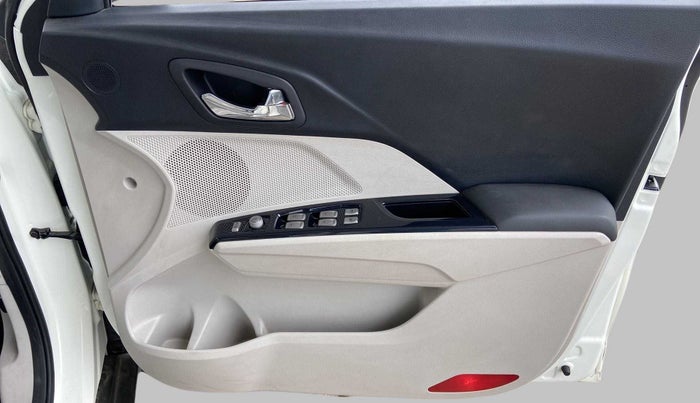 2021 Mahindra XUV300 W8 (O) 1.5 DIESEL AMT, Diesel, Automatic, 39,886 km, Driver Side Door Panels Control