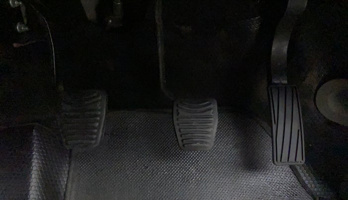 2016 Mahindra Kuv100 K8 D 6 STR, Diesel, Manual, 98,020 km, Pedals