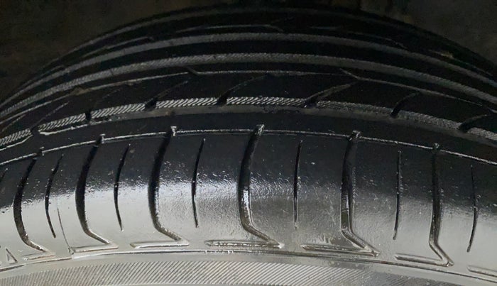 2016 Mahindra Kuv100 K8 D 6 STR, Diesel, Manual, 98,020 km, Right Front Tyre Tread