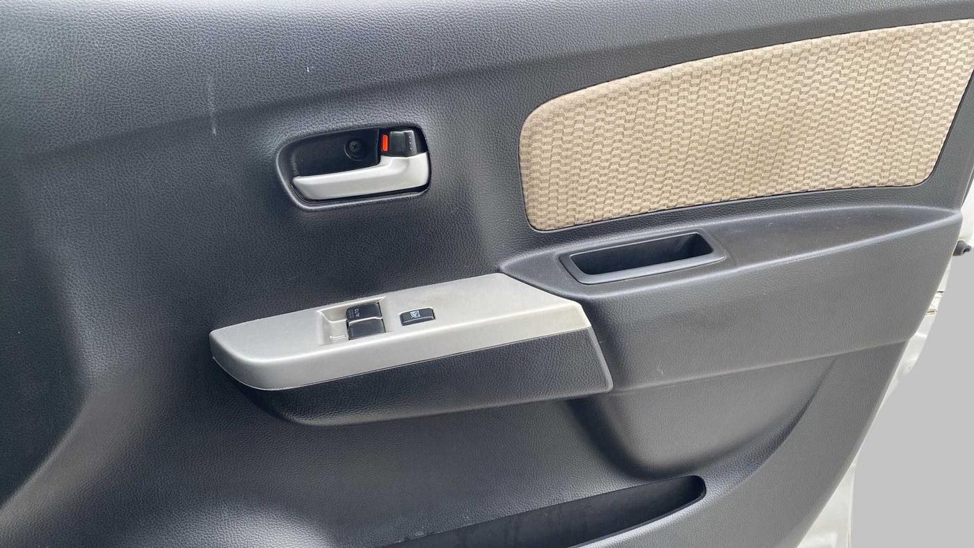 2017 Maruti Wagon R 1.0 LXI, Petrol, Manual, 45,376 km, Driver Side Door Panels Control