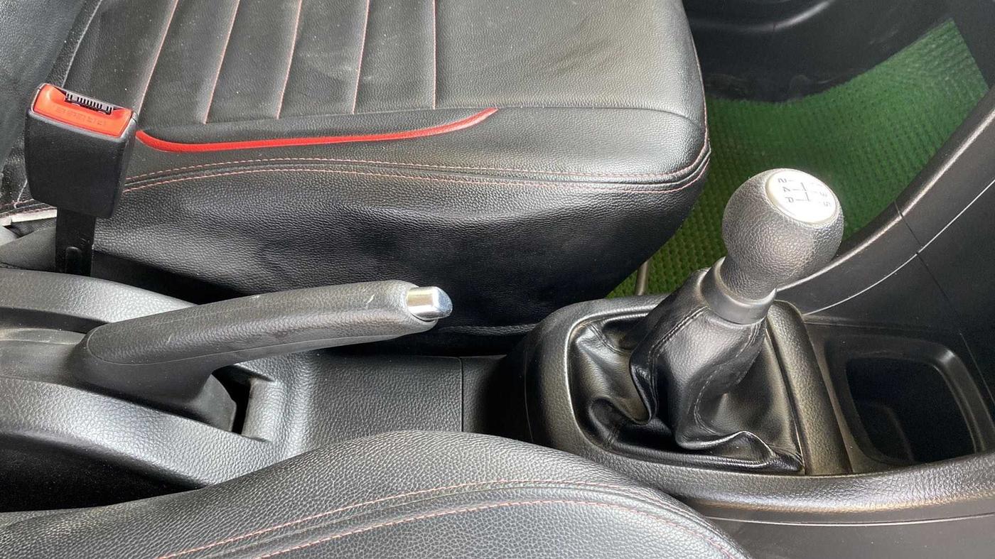 2017 Maruti Swift VXI, Petrol, Manual, 16,964 km, Gear Lever