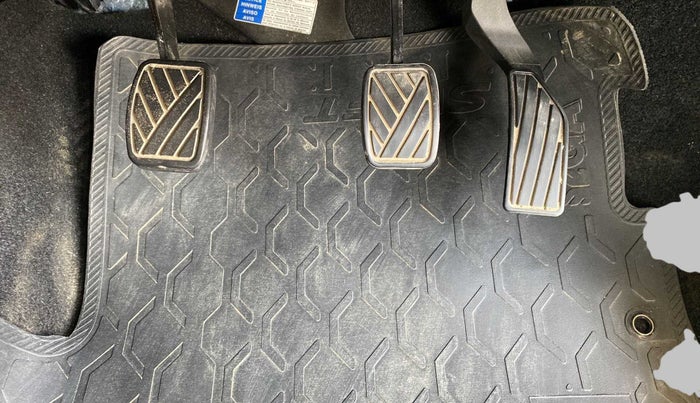 2017 Maruti Swift VXI, Petrol, Manual, 16,964 km, Pedals