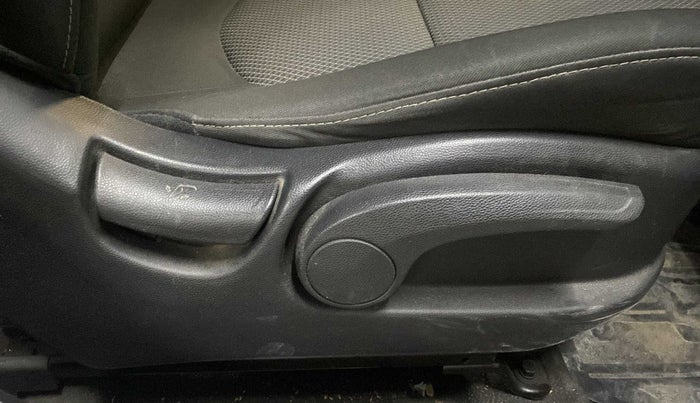 2016 Hyundai Creta S 1.6 PETROL, Petrol, Manual, 98,933 km, Driver Side Adjustment Panel