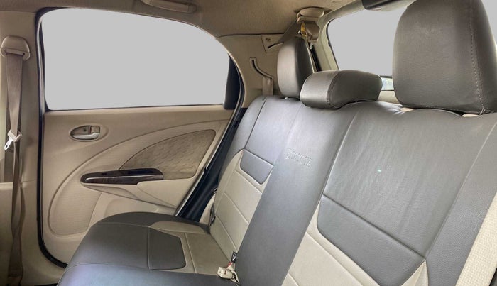 2017 Toyota Etios Liva V, Petrol, Manual, 89,380 km, Right Side Rear Door Cabin