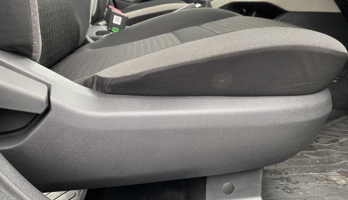 2022 Nissan MAGNITE XL, Petrol, Manual, 13,614 km, Driver Side Adjustment Panel