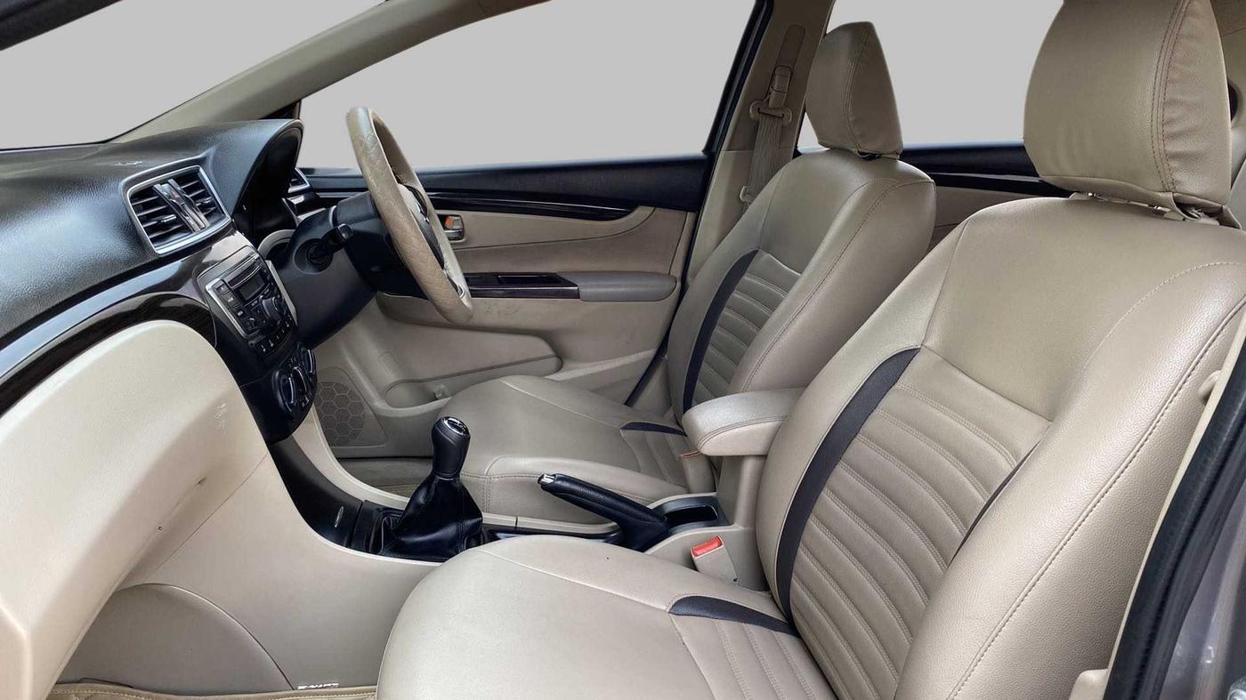 2016 Maruti Ciaz VDI SHVS, Diesel, Manual, 83,792 km, Right Side Front Door Cabin