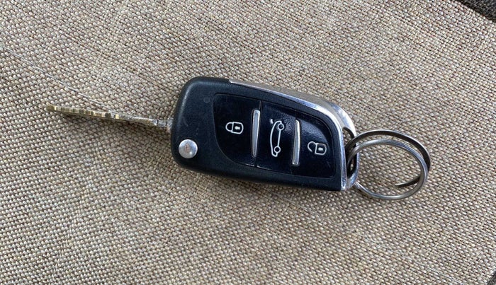 2012 Maruti Swift VXI, CNG, Manual, 99,741 km, Lock system - Dork lock functional only from remote key