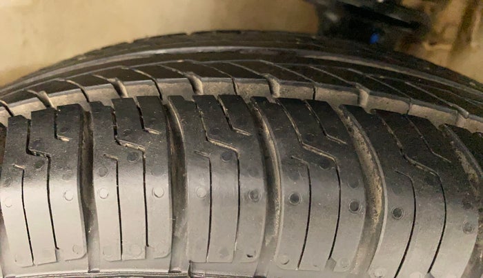2015 Maruti Alto 800 LXI, Petrol, Manual, 1,15,796 km, Left Front Tyre Tread