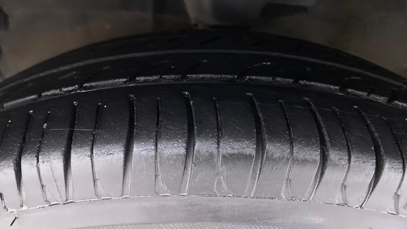 2013 Hyundai i10 SPORTZ 1.2 KAPPA2, Petrol, Manual, 99,940 km, Left Front Tyre Tread