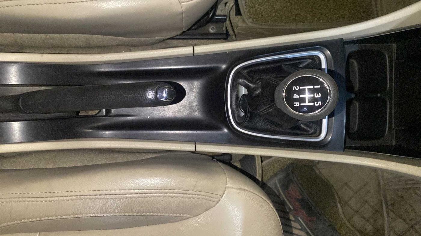 2015 Maruti Ciaz ZDI+, Diesel, Manual, 1,10,160 km, Gear Lever