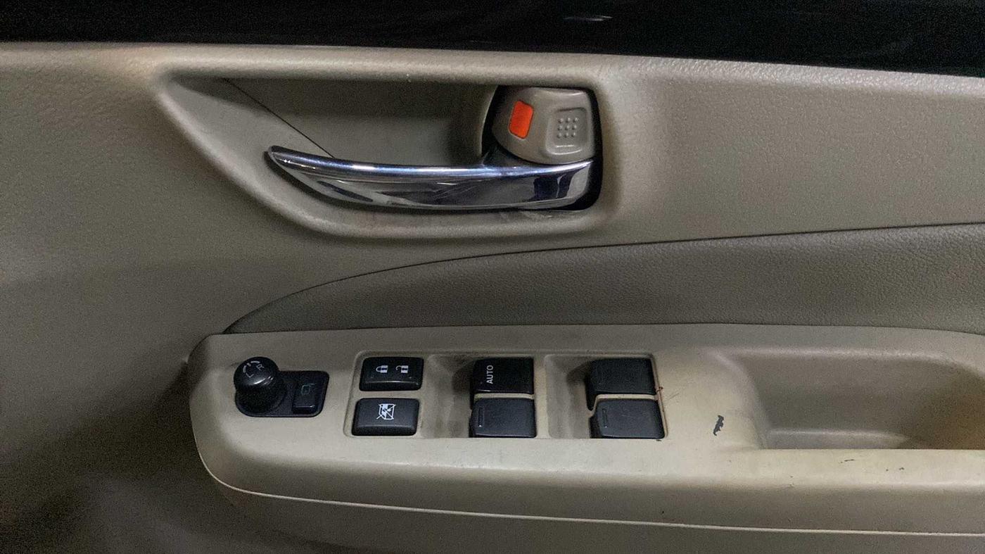 2015 Maruti Ciaz ZDI+, Diesel, Manual, 1,10,160 km, Driver Side Door Panels Control