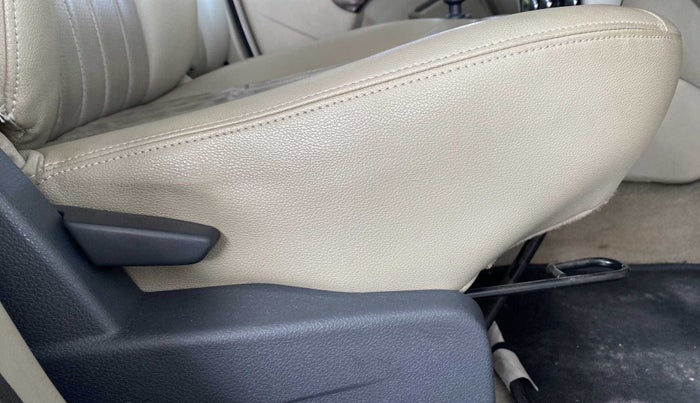 2014 Nissan Terrano XV D THP PREMIUM 110 PS, Diesel, Manual, 95,490 km, Driver Side Adjustment Panel